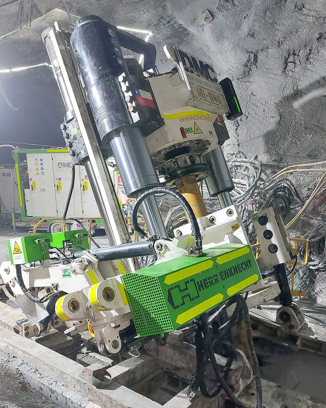 Imagen de una tuneladora elevadora verde y blanca en una obra de construcción 
