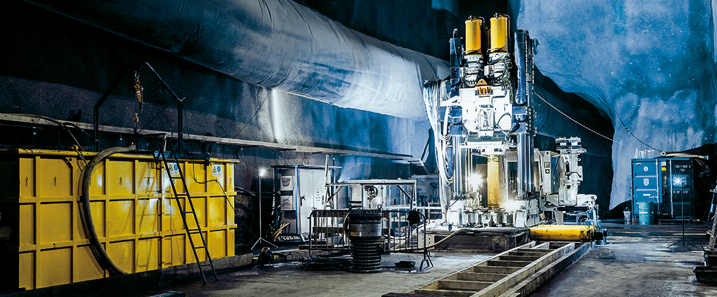 Máquina en una mina subterránea en una obra