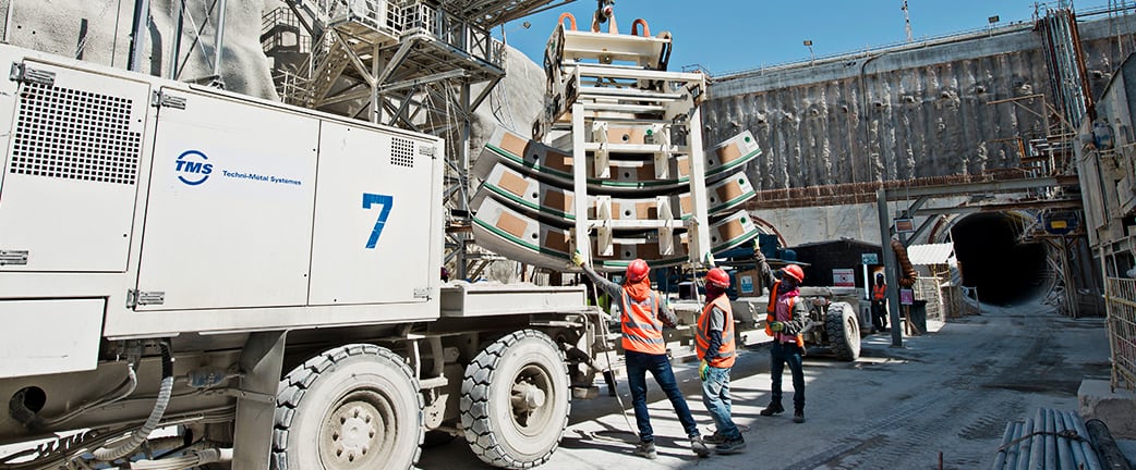 La marca del grupo TMS entrega los segmentos en la obra de un túnel